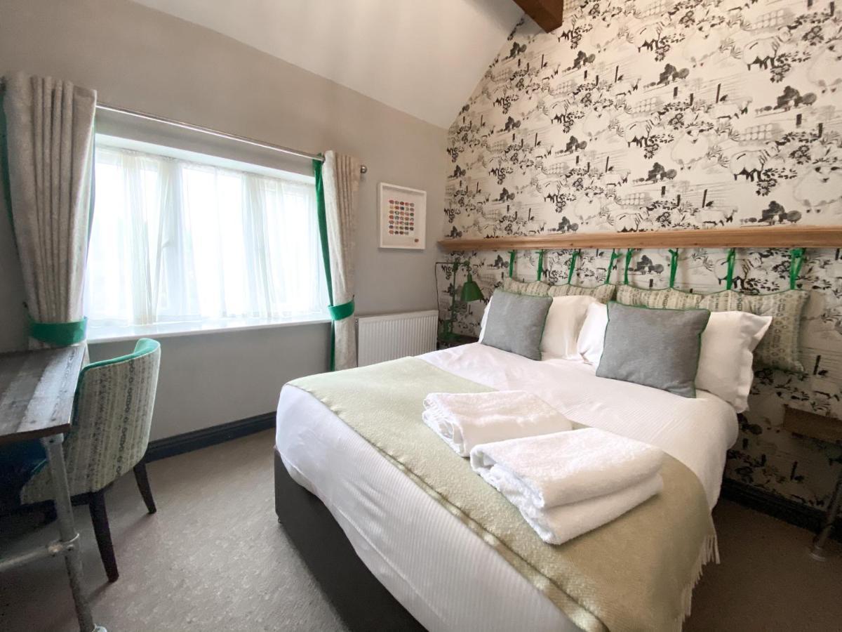 Helen Browning'S Royal Oak Hotel Swindon Bagian luar foto