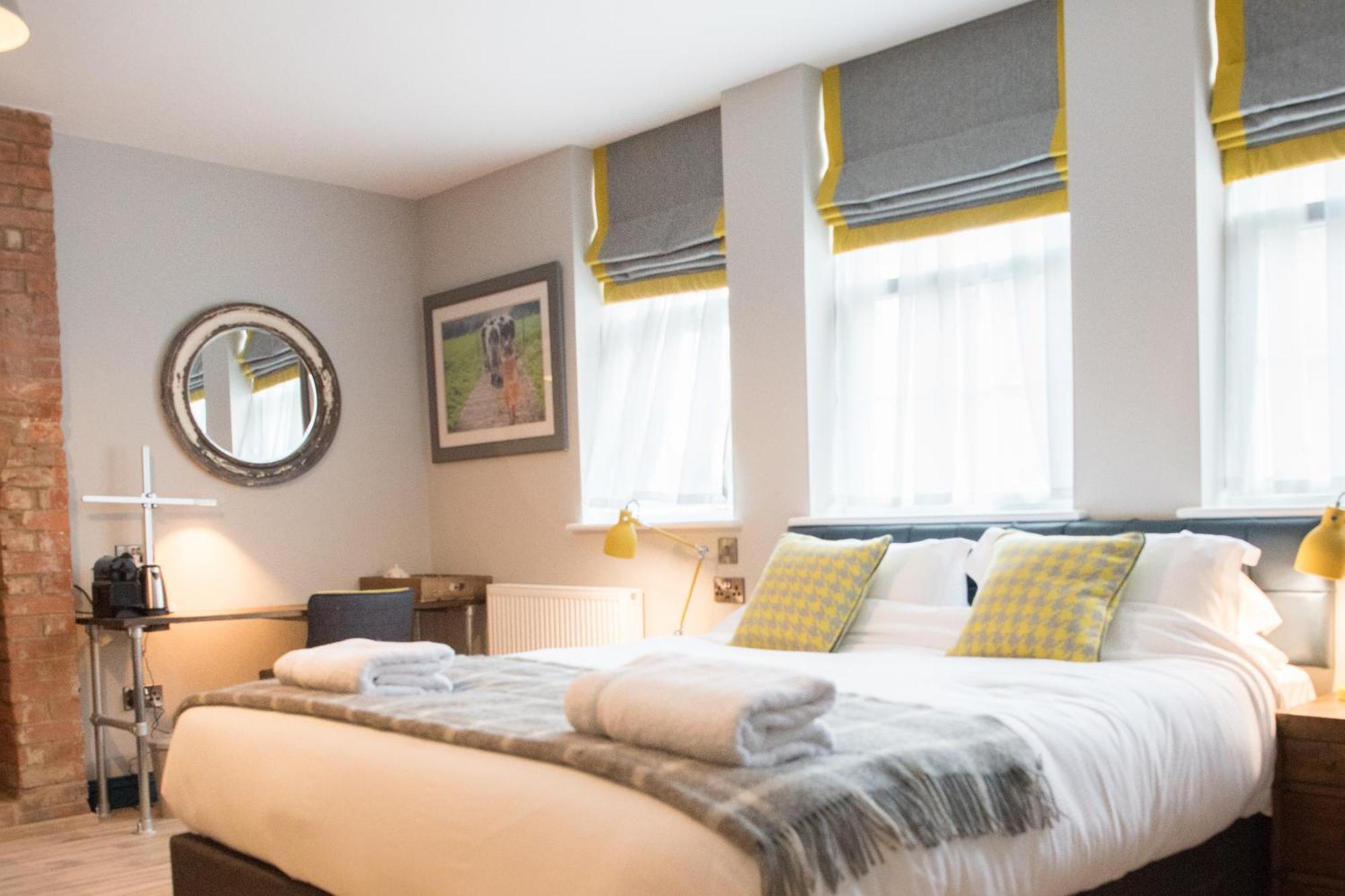 Helen Browning'S Royal Oak Hotel Swindon Bagian luar foto